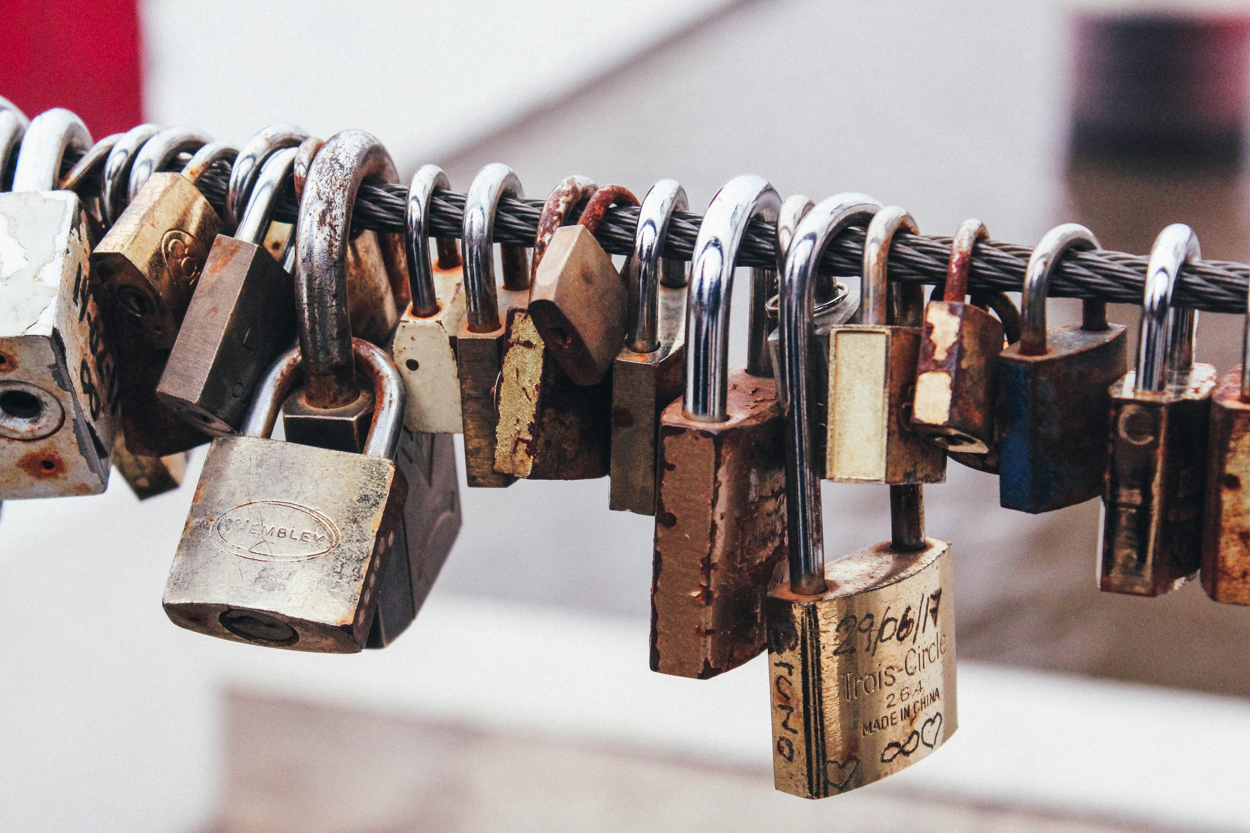 photographie-a-faible-mise-au-point-de-cadenas-dans-un-cable-en-acier
